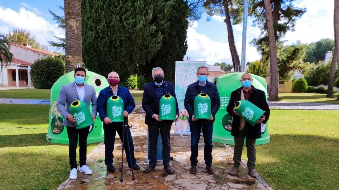 Entrega de premios campaña "No seas más raro que un perro verde"
