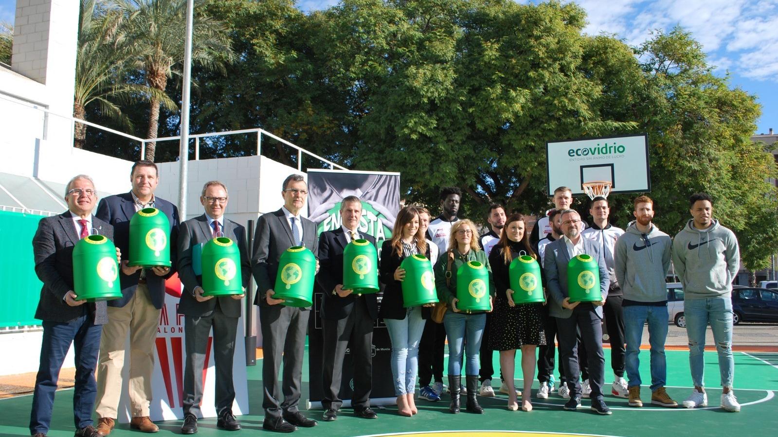 La Región de Murcia ya cuenta con la primera pista de baloncesto realizada con envases de vidrio reciclado gracias a Ecovidrio y a la campaña “Encesta Vidrio, ganamos todos”.