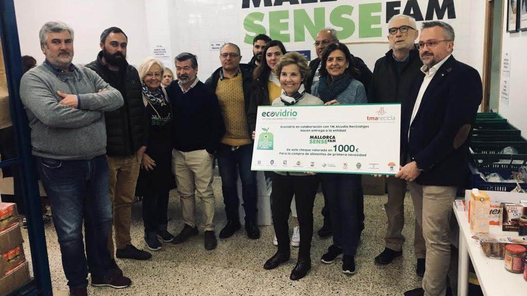 Ecovidrio y TM Alcùdia Reciclajes realizan una donación a la fundación Mallorca Sense Fam