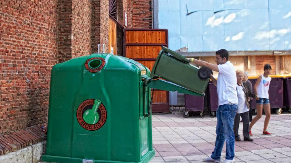 Hostelero reciclando vidrio