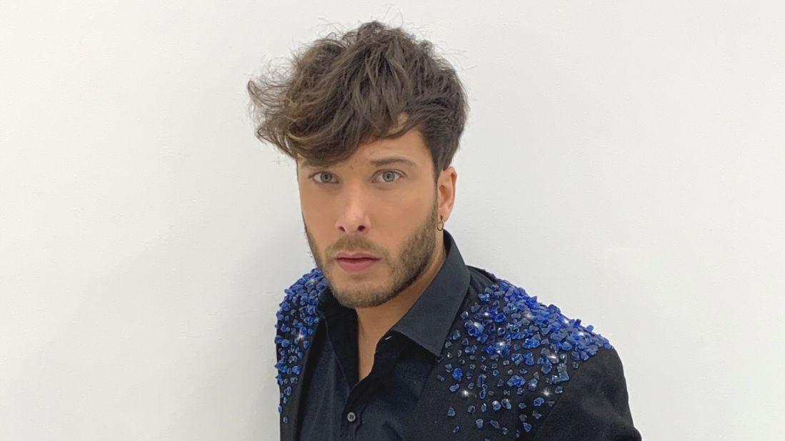 Blas Cantó viste una chaqueta decorada con vidrio reciclado en la gala de Destino Eurovisión