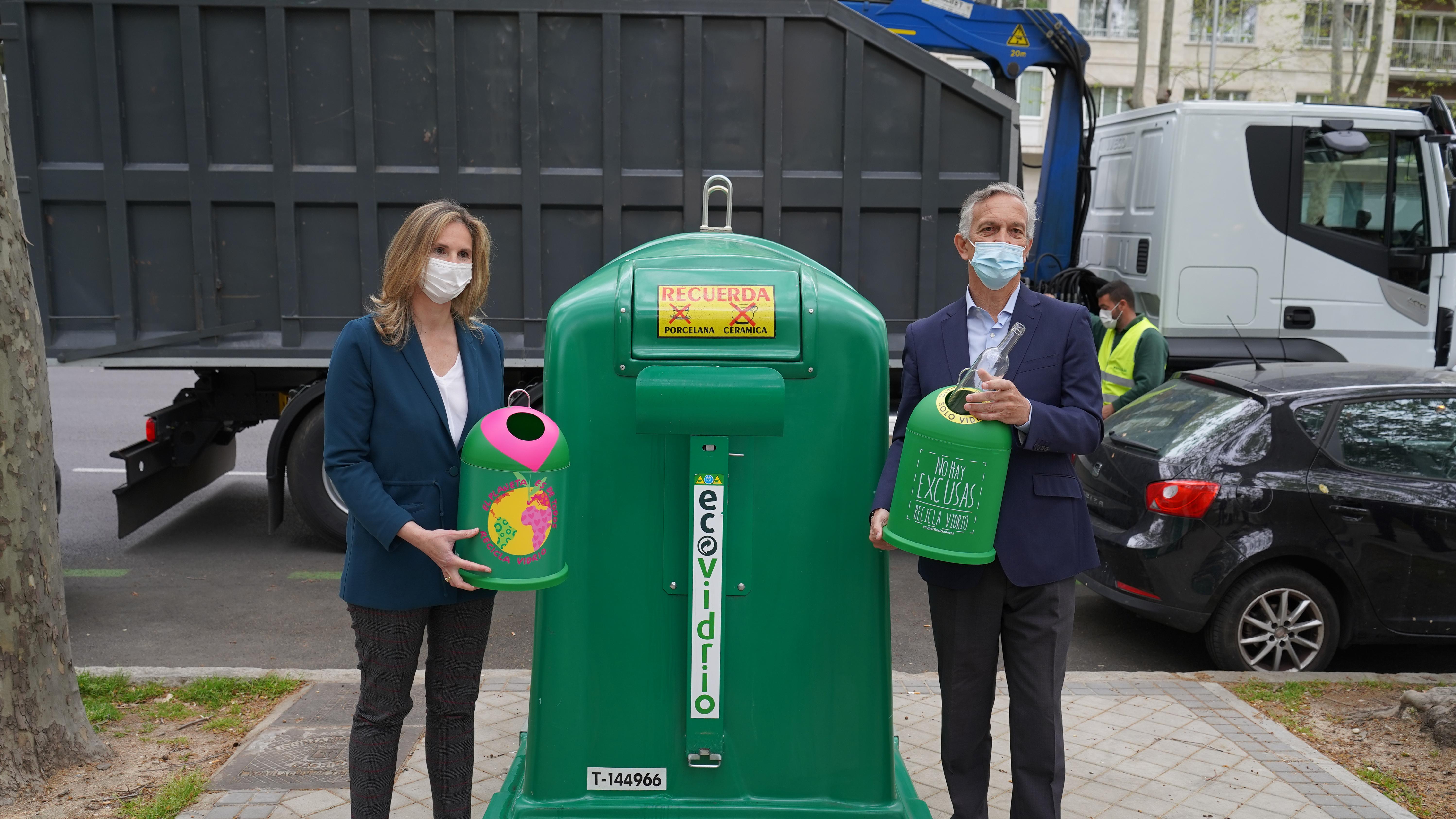 Contenedor verde para el reciclado de envases de vidrio