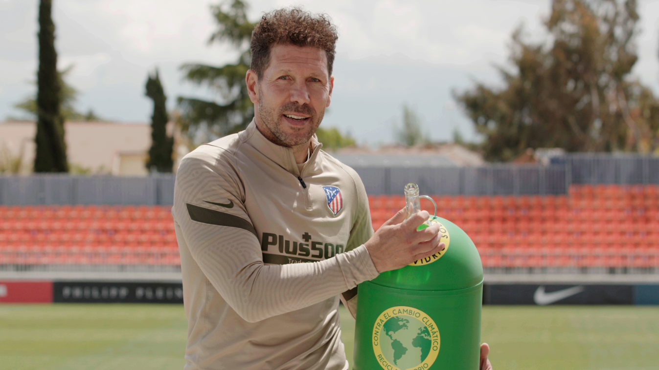 Cholo Simeone reciclando vidrio en la ciudad deportiva de Majadahonda