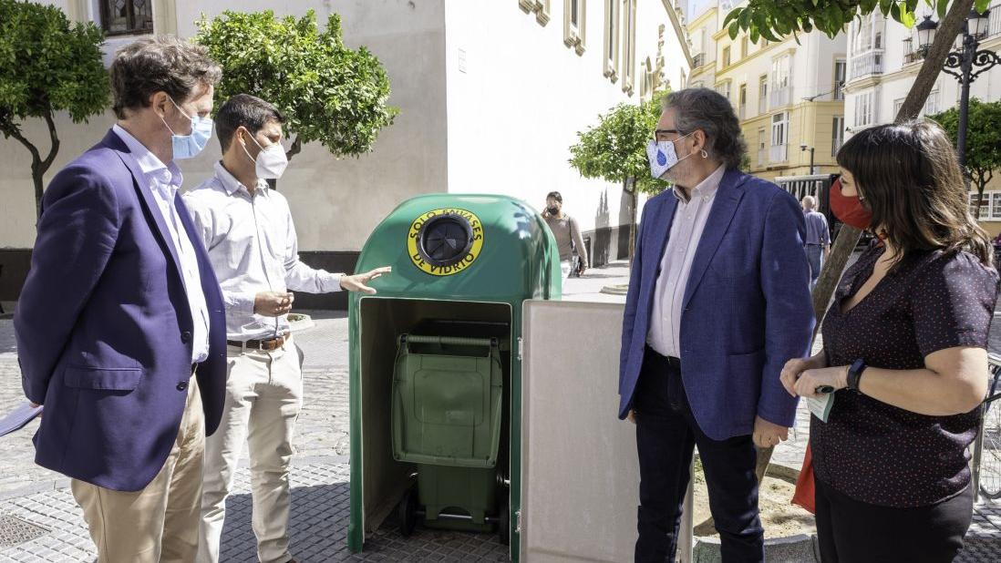 Ecovidrio y el Ayuntamiento de Cádiz presentan unos cubre cubos para el reciclaje de vidrio en el casco histórico de la ciudad