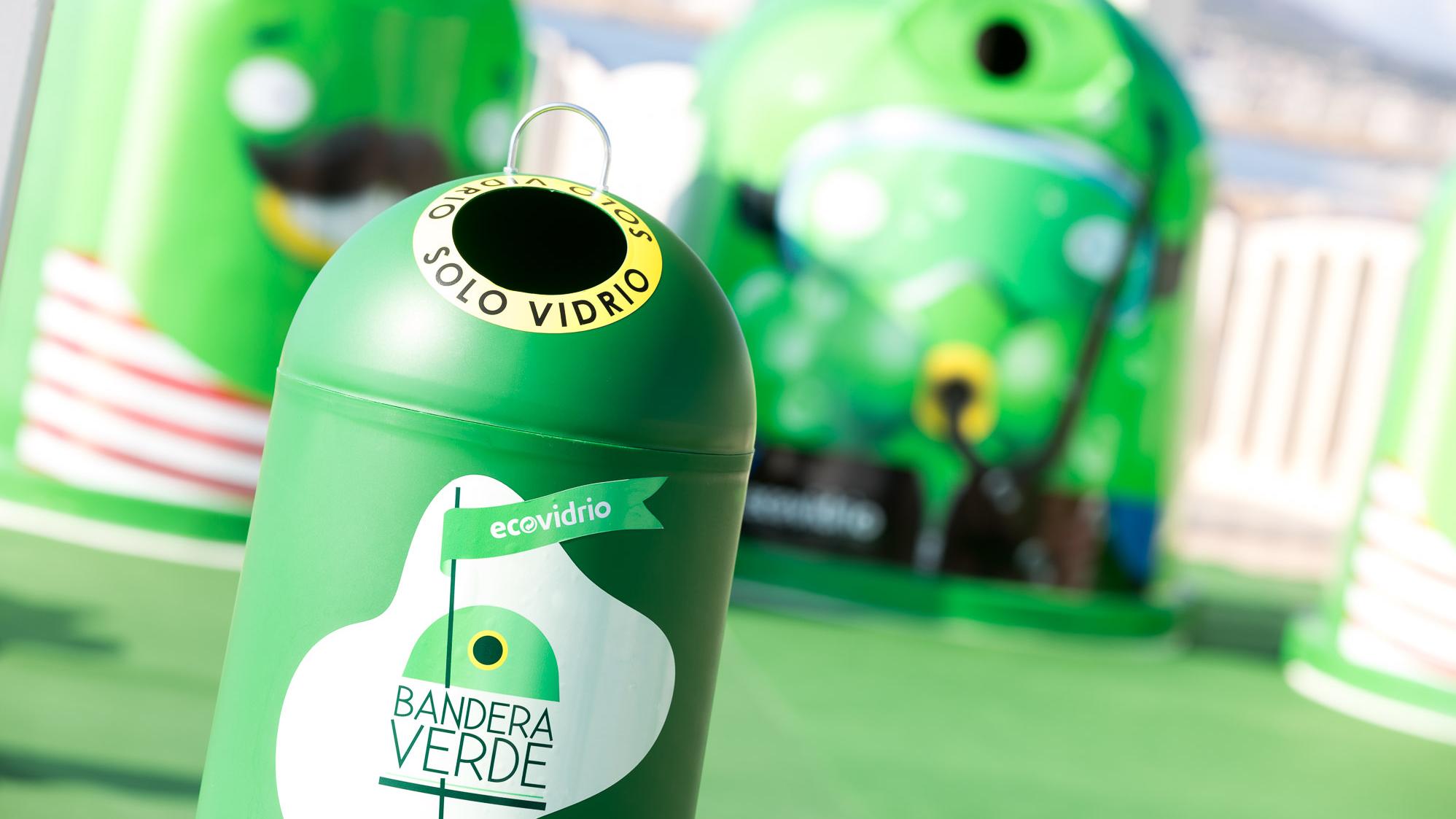 Contenedor verde para el reciclado de envases de vidrio
