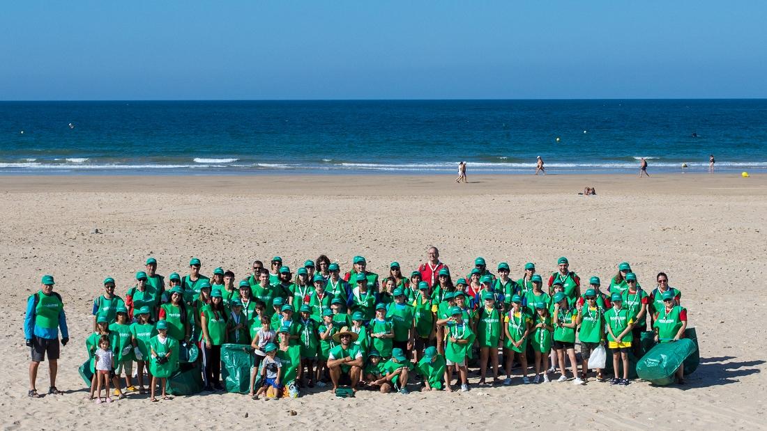 Ecólatras participantes en la recogida de residuos de la Playa de la Cortadura